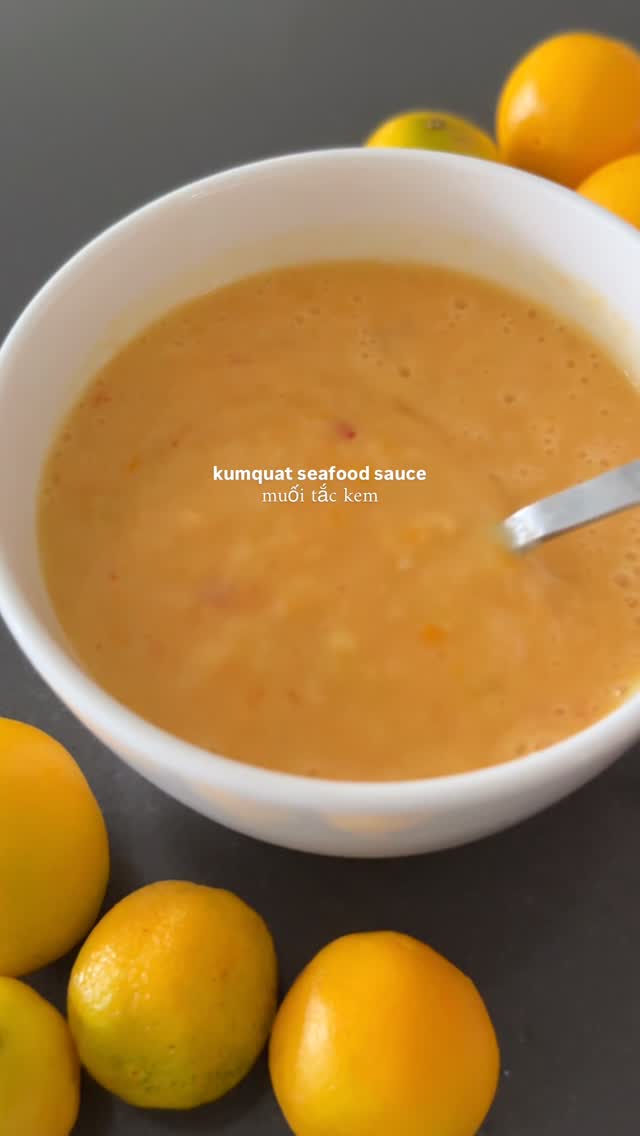 one of my favorite Vietnamese seafood sauces of all time. 🦞🍊🦀

recipe 🔎 google “jenhdao kumquat seafood sauce/muối tắc kem”

🦐 Kumquat Creamy Seafood Dipping Sauce (Nước Chấm Hải Sản / Muối Tắc Kem)

Yield: ~1 cup Prep Time: 10 min

Ingredients: • 5–6 kumquats (tắc), deseeded • 2–3 red Thai chilies • 3 garlic cloves • 3 tbsp condensed milk • 1½ tbsp fish sauce • 2 tsp sugar • ½–¾ tsp salt • 1–2 tbsp water • ½ tsp MSG 
Instructions:
1. Add kumquats, chilies, garlic, condensed milk, fish sauce, sugar, salt, and water to a blender. Blend until smooth and creamy. Adjust consistency with more water if needed.
2. Taste and adjust seasoning to preference. Let sit 5–10 minutes before serving.

#vietnameseseafood #nuoccham #seafoodsauce #kumquat #asianrecipes