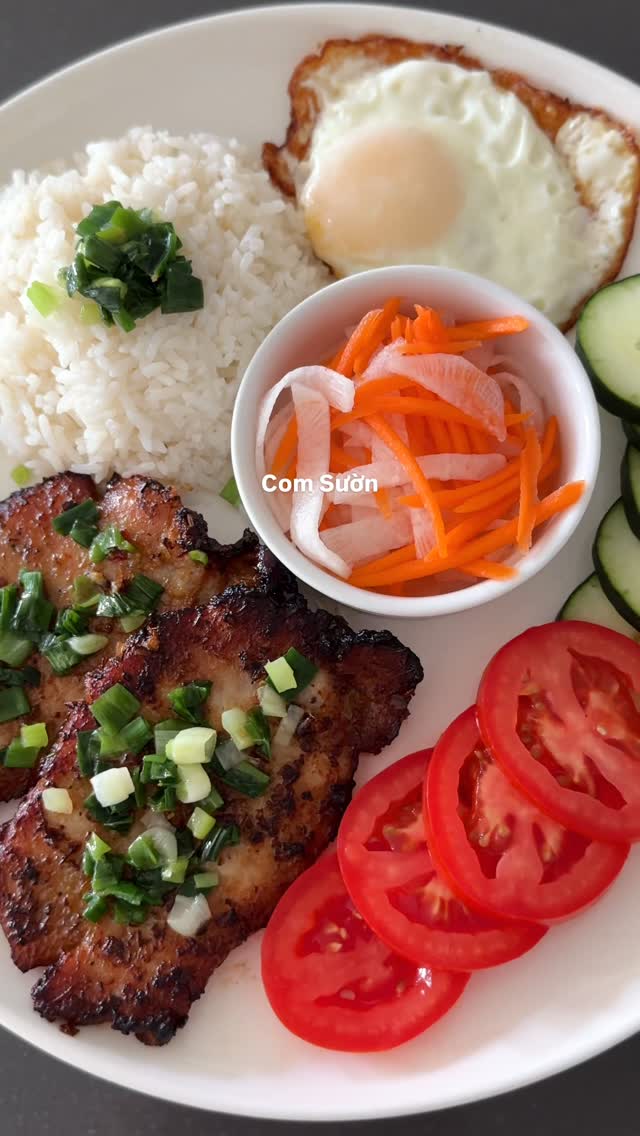 lazy cơm sườn days be like: airfryer. 😌🍳

save this 🤎

ingredients
thin pork chops
garlic
lemongrass
fish sauce
sugar
oyster sauce
soy sauce
neutral oil
black pepper
optional: honey + chicken bouillon

how
mix marinade + coat pork
marinate (1–2 hrs or overnight if you got time)
airfry 375° 6–7 min
flip, another 4–6 min

#comsuon #vietnamesefood #vietfood #airfryerrecipes #airfryer