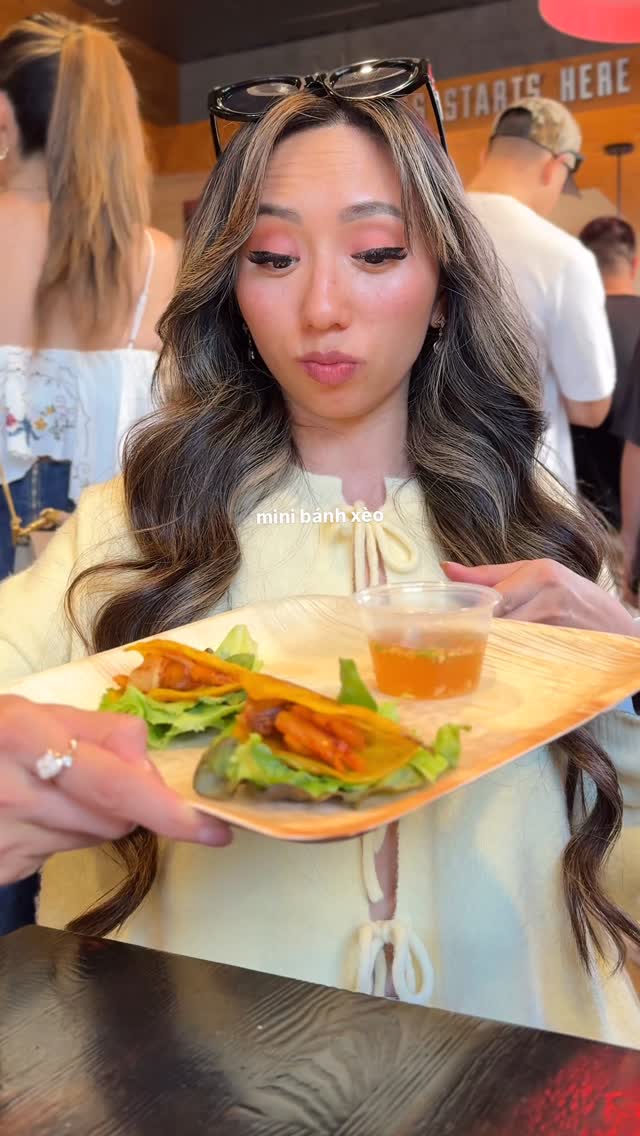 no water rice paper kinda changed my life ngl 🤝 mini bánh xèo at the AAPI dinner by @ren.dez.vous @burntcrumbs

#banhxeo #aapifoodie #ocfoodies #vietnamesefood #orangecountyfood