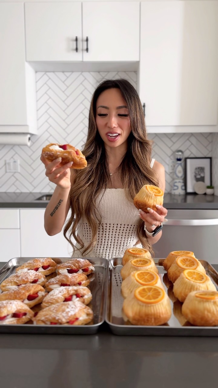 you know how I feel about desserts, so ya girl had to stop by @85cbakerycafe to try their latest pastry lineup. 🥐

🍊 Orange Cream Bun: flaky danish meets creamy vanilla filling, glazed in citrus, and topped with a candied orange slice.
🍓 Strawberry Danish: custard-filled, cream-topped, and layered with fresh strawberries. basically: your new dessert crush.

#85bakery #creambun #orange #strawberry #danish #croissant #asiandesserts
