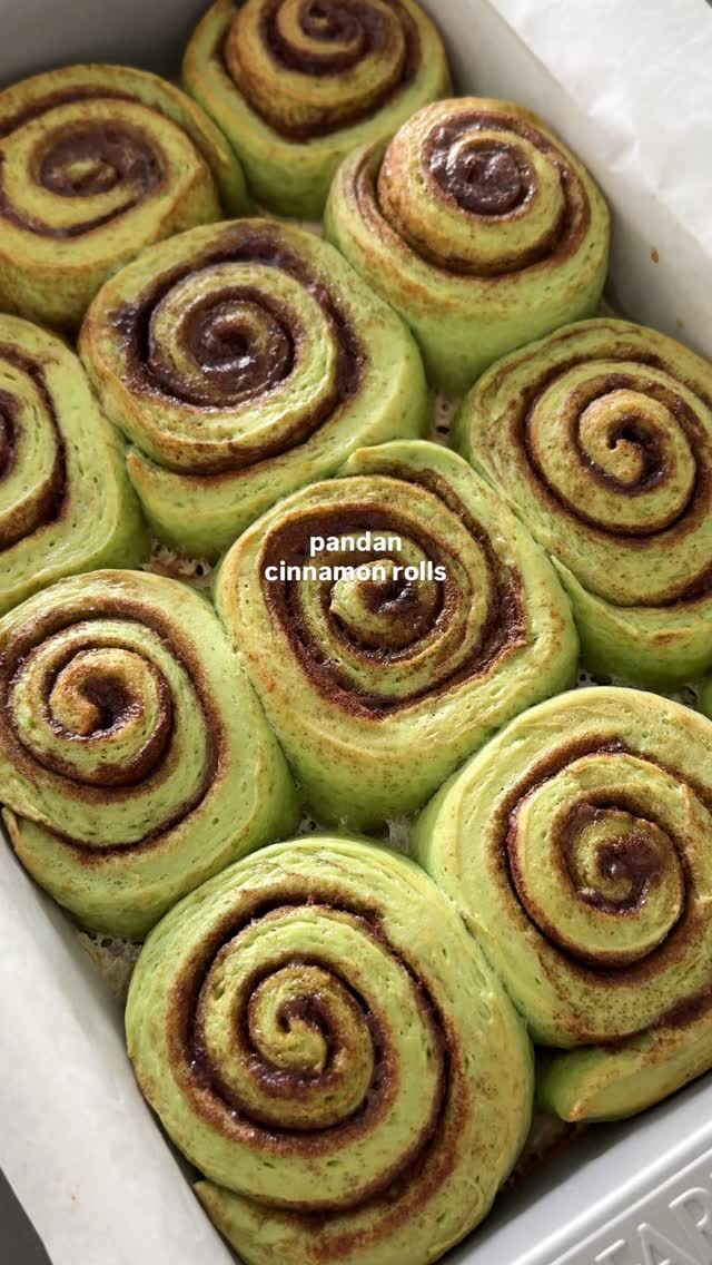 made her for @banhboxbakery, 
but she doesn’t travel well 😭🫠
still one of my favorites tho 💚

#pandan #cinnamonrolls #bakingathome #asiandesserts #cinnamonroll