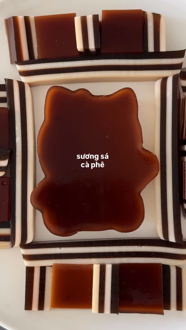 most underrated viet coffee dessert ☕️🤎
 
full recipe: google 🔎 “jenhdao cà phê sương sá“

cà phê sương sá (coffee coconut jelly)

save this ✨

coffee layer
water, vietnamese coffee, agar agar, sugar

coconut layer
coconut milk, water, agar agar, sugar, condensed milk

how
cook coffee mixture until boiling
pour into pan, let slightly set
cook coconut mixture, cool slightly
pour on top
repeat layers
chill 1 hr, slice

#coffeejelly #vietdessert #vietnamesefood #asiandesserts #jelly