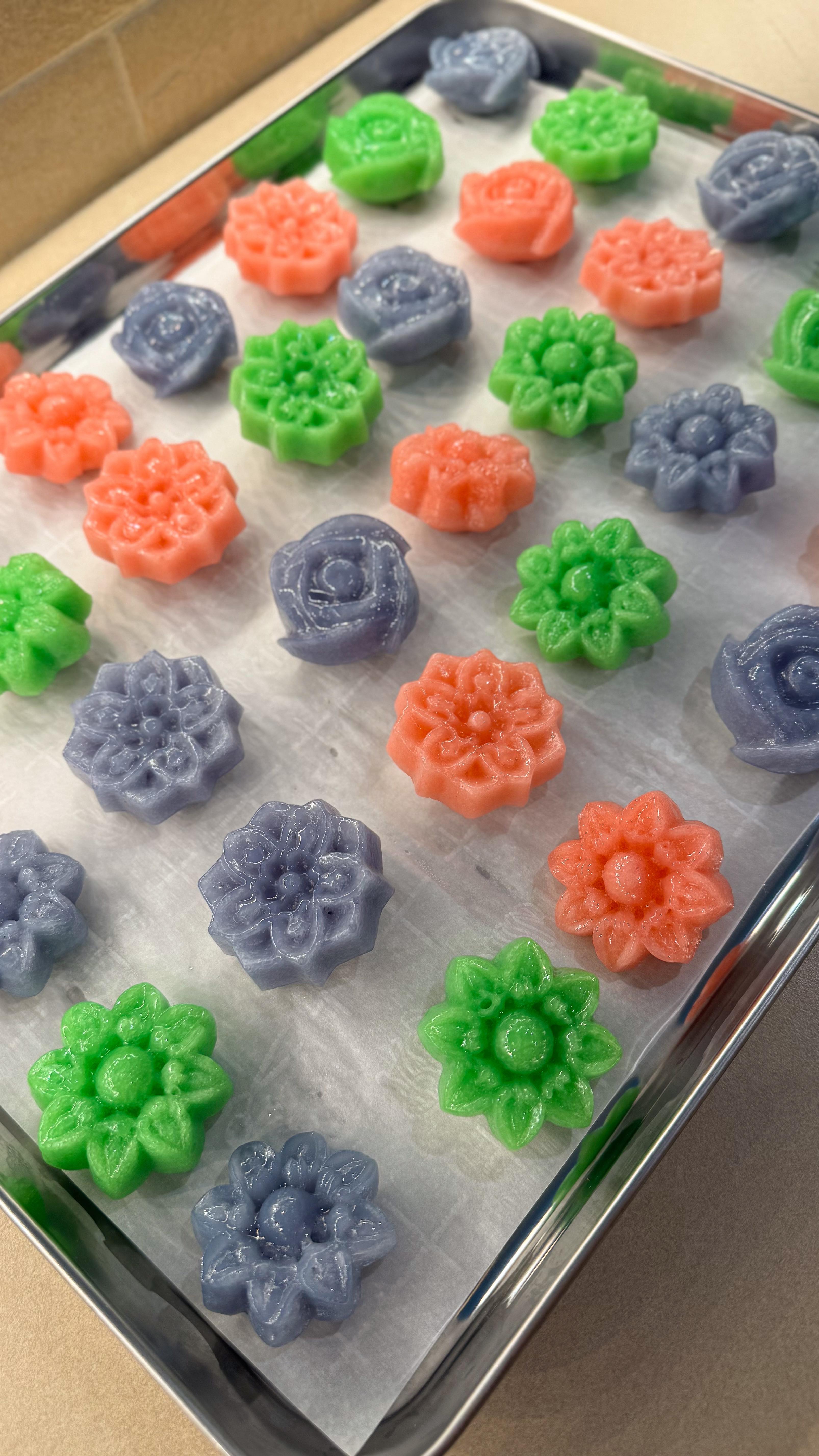 bánh bò hấp, but make it botanical: butterfly pea 💜, pandan 💚, strawberry 🍓. flower-shaped, sweet and chewy nostalgia. 

Full recipe: jenhdao.com/mini-banh-bo-hap

Ingredients

For the Batter:
	•	1¾ cups (220g) rice flour
	•	¾ cup (90g) tapioca starch
	•	1¼ cups (300ml) warm water 
	•	¾ cup (180ml) full-fat coconut milk 
	•	¾ cup + 1 tbsp (160g) granulated sugar
	•	2 tsp instant dry yeast
	•	½ tsp double-acting baking powder
	•	Neutral oil 

For Coloring/Flavoring:
	•	2 tbsp pandan juice 
	•	1 tsp pandan extract 
	•	2–3 tbsp butterfly pea flower tea 
	•	1–2 tbsp strawberry extract/purée 
	•	Food coloring 

#banhbo #banhbohap #ricecake #ricecakes #vietdessert #asiandessert #pandan #butterflypeaflower #strawberry