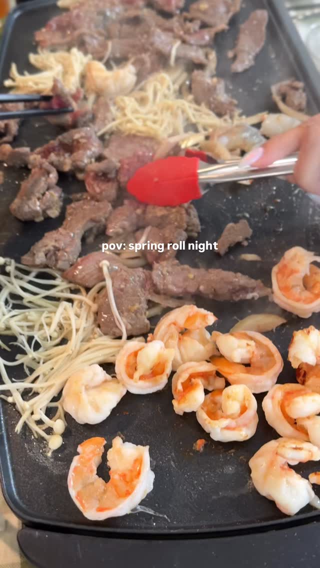 no water rice paper exist?? 
kinda weird but… i kinda liked it 🙂‍↔️✨

@natalie_trannn @bychloesee @_withdiane 

#springroll #springrolls #vietfood #ricepaper #asianfood