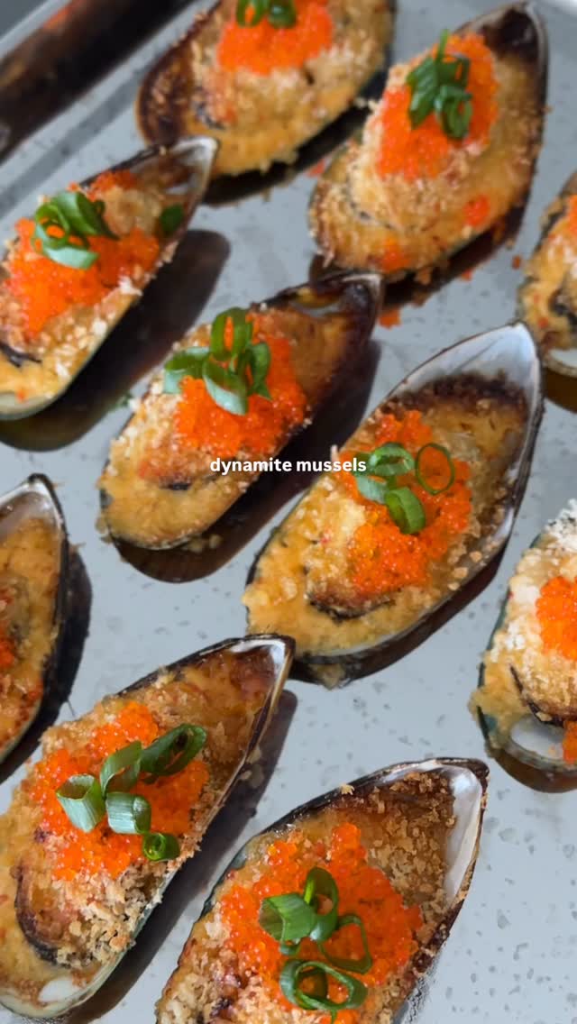 dynamite mussels… but in the airfryer 🦪🔥

recipe 🔎 google “jenhdao dynamite mussels”

🧾 AIRFRYER DYNAMITE MUSSELS

Ingredients
12 green mussels (half shell)
½ cup Kewpie mayo
2 tsp sriracha
2 tsp rice vinegar
1 tsp sugar
½ tsp soy sauce
1 tbsp lemon juice
2 tbsp masago
panko
green onions

Directions
1. Mix sauce ingredients
2. Top mussels with sauce + panko
3. Airfry 375°F for 8–10 min (until golden)
4. Garnish with green onions + masago

#dynamitemussels #airfryerrecipes #bakedmussels #mussels #greenmussels