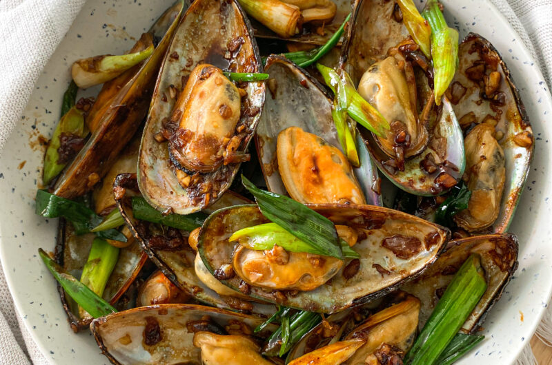 How to make Hến Xào (Vietnamese Stir Fry Mussels)