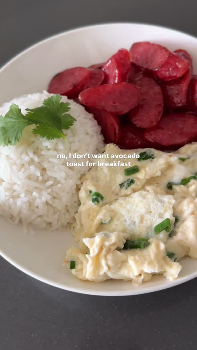 iykyk every viet kid grew up on this

chinese sausage + eggs 🍳

ingredients:
chinese sausage, eggs, sambal, fish sauce, green onions, cilantro

#vietfood #vietnamesefood #comfortfood #chinesesausage  #asiancooking
