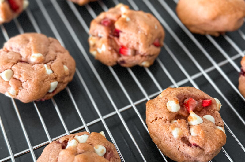 How to make Strawberry White Chocolate Chip Cookies with Fresh Strawberries