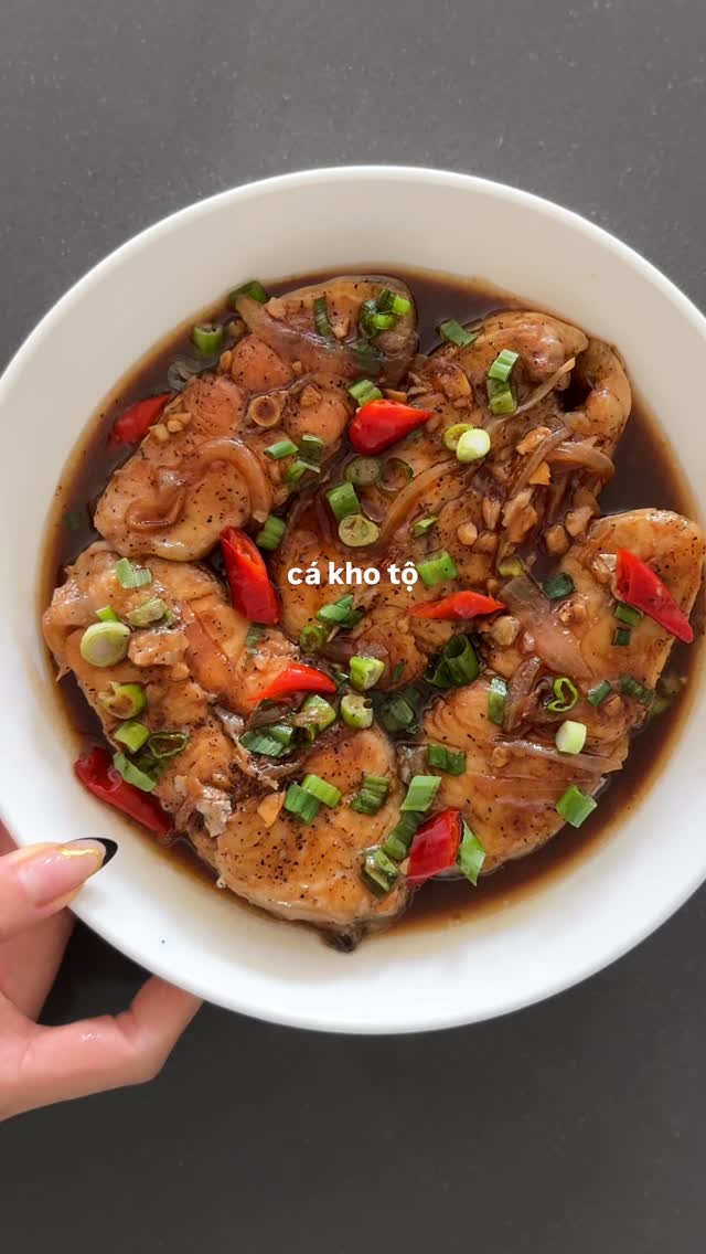 this + a bowl of rice… 🍚🤏🏼

full recipe 🔍 google “jenhdao cá kho tộ”

🧾 cá kho tộ
	•	1.5 lb catfish
	•	2 tbsp fish sauce
	•	1 tbsp dark soy
	•	1 tbsp soy sauce
	•	1.5 tbsp sugar
	•	garlic, onion
	•	1 cup water
	•	black pepper, chili (opt)

✨  directions: 
	1	marinate fish 15–30 min
	2	sauté garlic + onion
	3	sear fish both sides
	4	add marinade + water, braise 20–30 min until glossy
	5	finish with pepper + green onions
serve with rice

#cakhoto #vietfood #vietnamesecooking #braised #ocfoodie