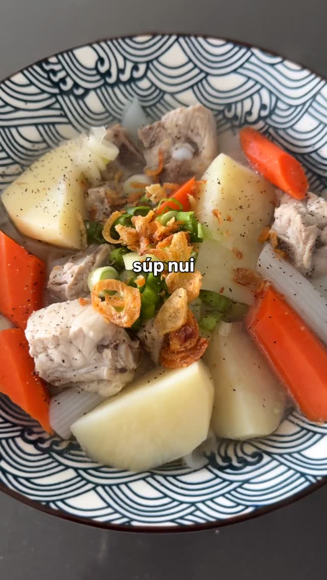 one thing about viet soups… they heal everything 🥣

google 🔎 “jenhdao súp nui sườn heo”

Ingredients
	•	2 lb pork ribs
	•	10 cups water
	•	1 onion + ginger
	•	2–3 carrots, diced
	•	2–3 potatoes, diced
	•	1½ cups rice macaroni
	•	salt, sugar, chicken bouillon
	•	fish sauce, pepper
	•	green onions

Directions
	1. Blanch ribs, rinse
	2. Simmer with water, onion, ginger (30–40 min)
	3. Season
	4. Add carrots + potatoes, cook tender
	5. Cook macaroni separately
	6. Assemble + finish with fish sauce & pepper

#supnui #vietnamesefood #vietfood #macaronisoup #porksoup